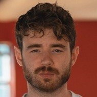 Laurence McKenna, 35 (Anfitrión de Podcast)