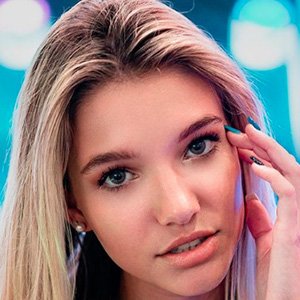 Lexie Holt, 22 (TikTok Star)