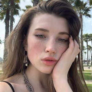 Liza Glossmix, 22 (TikTok明星)