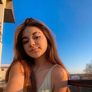 Liza Nice, 20 (TikTok明星)