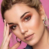 Lola Magnin, 25 (Estrella de Instagram)