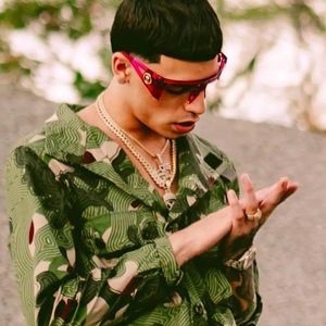 Luar La L, 25 (Instagram Star)