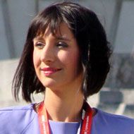 Lucy Owen, 54 (Người dẫn chương trình)