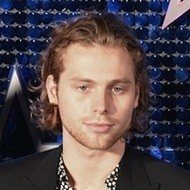Luke Hemmings, 27 (流行歌手)