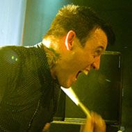Luke Johnson, 42 (鼓手)
