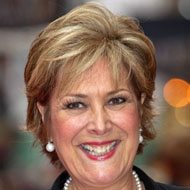 Lynda Bellingham (1948 - 2014) (Người dẫn chương trình)