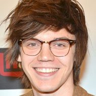 MacKenzie Bourg, 31 (Ca sĩ nhạc Pop)
