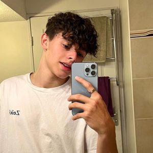 maelplat, 20 (TikTok Star)