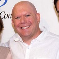 Marc Guggenheim, 55 (Productor de Televisión)