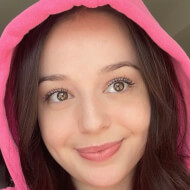 Mary Comeau, 27 (TikTok明星)