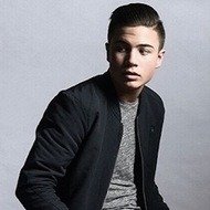 Matt Hill, 29 (Ca sĩ nhạc Pop)