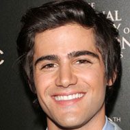 Max Ehrich, 32 (電視演員)