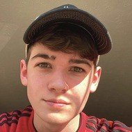 Max Mills, 22 (Chanteuse pop)