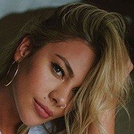 Megumi Bowles, 28 (流行歌手)