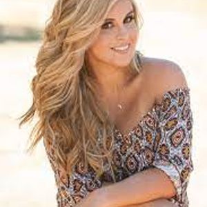 Melissa Mickelson, 33 (乡村歌手)