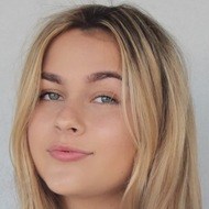 Mia Clark, 22 (TikTok明星)