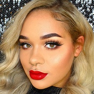 Mikala Walker, 25 (Instagram明星)