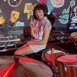 Mila de la Garza, 13 (鼓手)