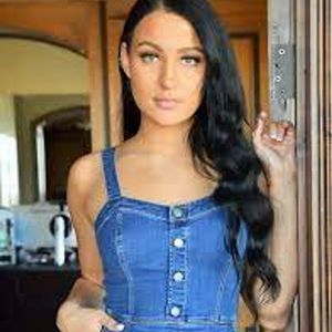 Mila Monet, 23 (TikTok明星)