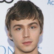 Miles Heizer, 29 (Diễn viên truyền hình)
