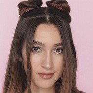 Miriam Váez, 25 (YouTube明星)