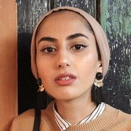 Modest Mira, 31 (Blogger)