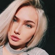 Molly O'Malia, 22 (Instagram Star)