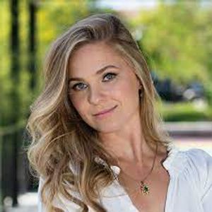 Natalie Kennedy, 33 (TikTok明星)