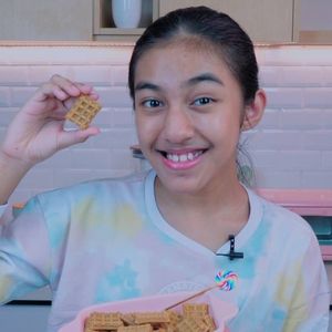 Nayfa Krasnaya, 14 (Estrella de YouTube)