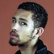 Noah McBeth, 32 (流行歌手)