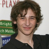 Noah Robbins, 35 (Diễn viên sân khấu)