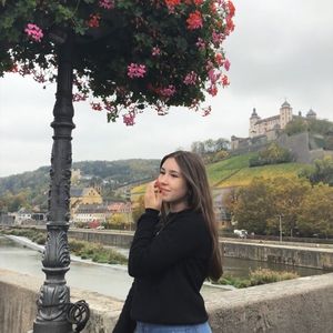 Nora Ellis, 20 (家庭成員)