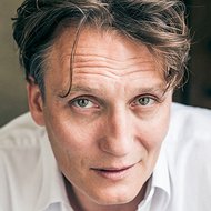 Oliver Masucci, 55 (電視演員)