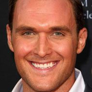 Owain Yeoman, 45 (Actor de Televisión)