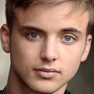 Parry Glasspool, 33 (電視演員)