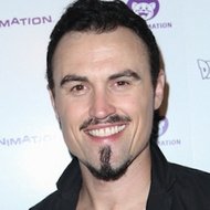 Paul Amos, 50 (TV-acteur)