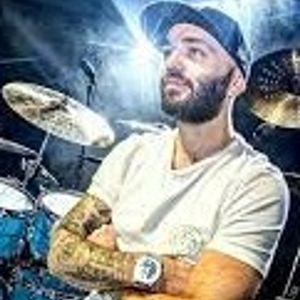 Pete Ray Biggin, 44 (鼓手)