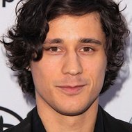Peter Gadiot, 39 (Diễn viên truyền hình)