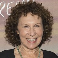 Rhea Perlman, 75 (電視女演員)