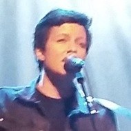 Ria Mae, 34 (流行歌手)