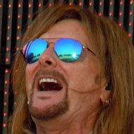 Ricky Phillips, 72 (贝斯手)