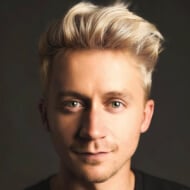 Riley Costello, 31 (Acteur de scène)