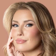 Risa Does Makeup, 52 (YouTube明星)