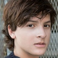 River Alexander, 25 (舞台演員)