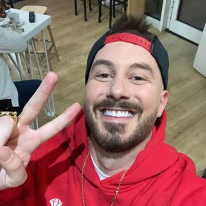 Romeo Veshaj, 28 (家庭成員)