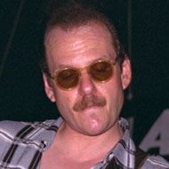 Ronnie Earl, 72 (吉他手)