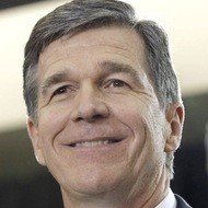 Roy Cooper, 68 (政治家)