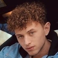 sadboybeanie, 25 (Instagram Star)