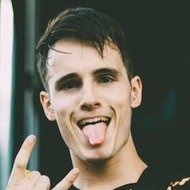 Sam Veness, 30 (吉他手)