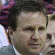 Scott Brooks, 58 (Entrenador de Baloncesto)
